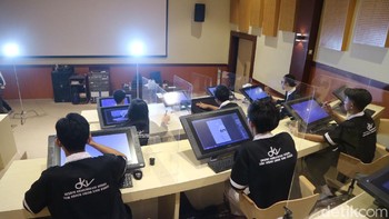 SMK RUS punya gedung studio khusus membuat film animasi. Gedung studio tersebut pun dikonsep seperti aslinya. Mulai terdapat ruang tempat produksi film, bioskop mini, hingga ada studio musiknya. (Foto: Dian Utoro Aji/detikcom)