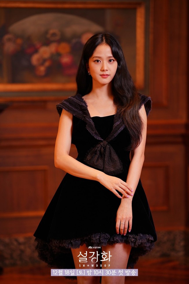 PD Snowdrop sempat bingung memilih aktris yang cocok menjadi pemeran wanita. Namun, setelah melihat Jisoo BLACKPINK, dia mengajaknya bertemu dan mencoba meyakinkan Jisoo untuk menerima tawaran. Foto: dok. JTBC