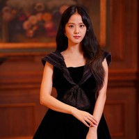 PD Snowdrop sempat bingung memilih aktris yang cocok menjadi pemeran wanita. Namun, setelah melihat Jisoo BLACKPINK, dia mengajaknya bertemu dan mencoba meyakinkan Jisoo untuk menerima tawaran. Foto: dok. JTBC
