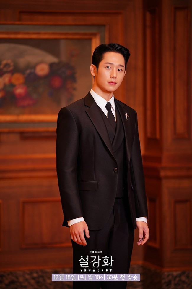 Sejak awal, PD Snowdrop ingin bekerja sama dengan Jung Hae In namun ia sempat mendapat penolakan. Pria itu tak menyerah hingga Jung Hae In menerima tawaran lalu mengajaknya berbincang sambil minum. Foto: dok. JTBC