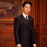 Sejak awal, PD Snowdrop ingin bekerja sama dengan Jung Hae In namun ia sempat mendapat penolakan. Pria itu tak menyerah hingga Jung Hae In menerima tawaran lalu mengajaknya berbincang sambil minum. Foto: dok. JTBC