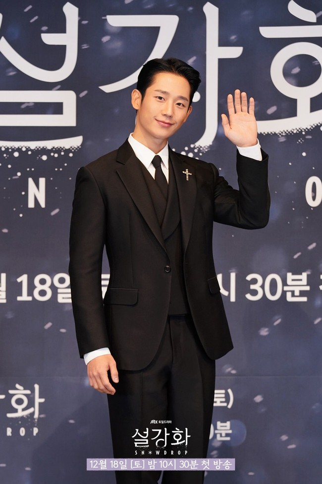 Berlatar tahun 1987 di Seoul, Snowdrop menceritakan kisah cinta Su Ho (pemain Jung Hae In) yang datang ke universitas wanita dalam keadaan berlumuran darah. Young Ro (pemain Jisoo BLACKPINK), mahasiswa universitas wanita yang menemukannya, membantu merawat luka Su Ho meski di bawah pengawasan ketat. Foto: dok. JTBC