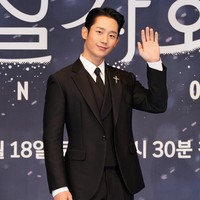 Berlatar tahun 1987 di Seoul, Snowdrop menceritakan kisah cinta Su Ho (pemain Jung Hae In) yang datang ke universitas wanita dalam keadaan berlumuran darah. Young Ro (pemain Jisoo BLACKPINK), mahasiswa universitas wanita yang menemukannya, membantu merawat luka Su Ho meski di bawah pengawasan ketat. Foto: dok. JTBC