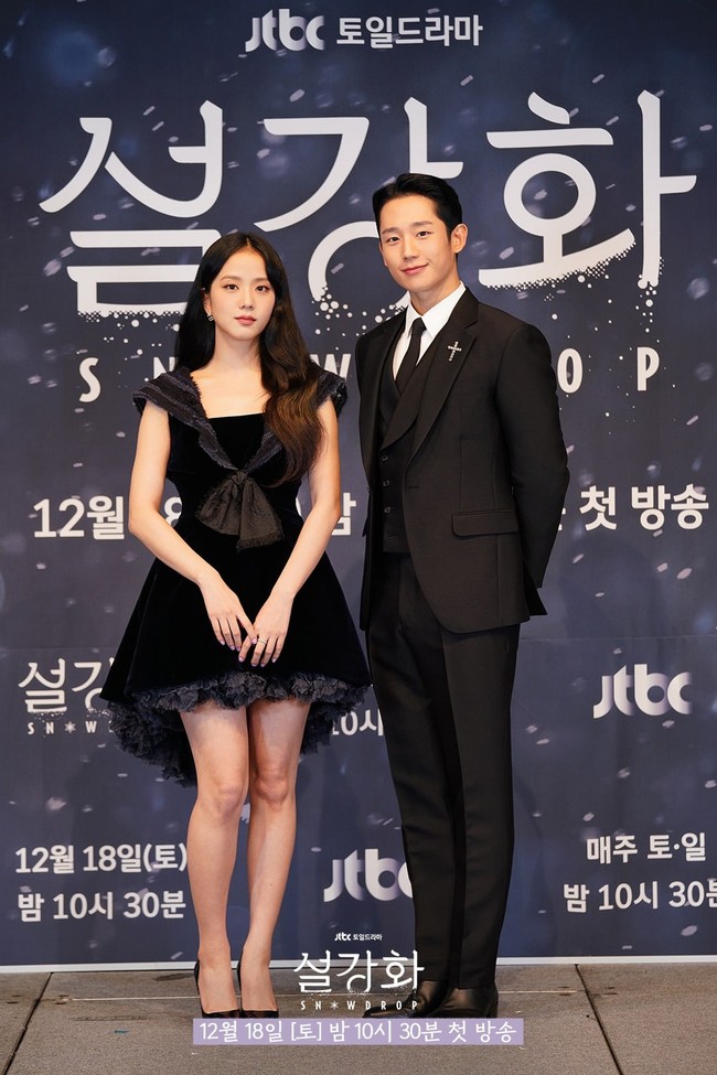 Jung Hae In dan Jisoo BLACKPINK menghadiri konferensi pers drama Korea Snowdrop pada Kamis (16/12/2021). Keduanya kompak memakai busana serba hitam. Jung Hae In terlihat gagah memakai setelan jas, sementara Jisoo tampil menawan dalam balutan mini dress.  Foto: dok. JTBC