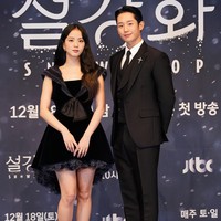 Jung Hae In dan Jisoo BLACKPINK menghadiri konferensi pers drama Korea Snowdrop pada Kamis (16/12/2021). Keduanya kompak memakai busana serba hitam. Jung Hae In terlihat gagah memakai setelan jas, sementara Jisoo tampil menawan dalam balutan mini dress.  Foto: dok. JTBC