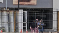 Jubir Satgas COVID-19 Prof Wiku Adisasmito mengatakan terjadi lonjakan kedatangan WNI pada Desember yang bisa mencapai 3.000-4.000 orang per hari. Mereka datang melalui Bandara Internasional Soekarno-Hatta. Dia mengatakan pemerintah menargetkan sekitar 20.000 tempat tidur untuk dipersiapkan. Angka tersebut dinilai ideal untuk antisipasi kepulangan WNI menjelang nataru