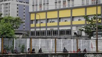 Di luar pasien ini, Kemenkes juga mendeteksi 5 orang probable Omicron. Kemenkes mendeteksi ada 5 kasus, dua kasus adalah WNI yang baru kembali dari Amerika Serikat (AS) dan saat ini sedang diisolasi di Wisma Atlet.