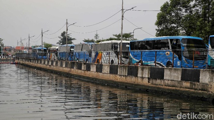 Ratusan Tenaga Kerja Indonesia (TKI) tiba di kawasan Wisma Atlet, Kemayoran, Jakarta Pusat, Kamis (16/12).