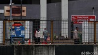 Saat ini Budi meminta masyarakat mengurangi perjalanan yang tidak mendesak ke luar negeri. Sebab, penularan kasus COVID-19 varian Omicron dilaporkan sangat cepat di berbagai negara. Budi juga meminta masyarakat tetap tenang dan disiplin menerapkan protokol kesehatan seperti memakai masker, menjaga jarak aman, dan mencuci tangan, menjauhi kerumunan, dan mengurangi mobilitas.