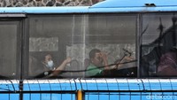 Pekerja tersebut dikabarkan tidak mengalami gejala. Ia dan dua rekannya sudah kembali menjalani tes PCR dengan hasil negatif. Budi memastikan ketiga orang ini tanpa gejala jadi mereka masih sehat tidak ada demam dan batuk. Mereka bertiga juga dipastikan sudah dites PCR kembali.  