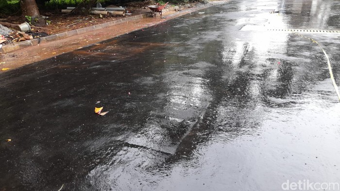Sumur resapan di Jl Bona Vista, Perumahan Taman Bona Indah, Lebak Bulus, Jakarta Selatan, 17 Desember 2021, 15.30 WIB. (Marteen Ronaldo Pakpahan/detikcom)