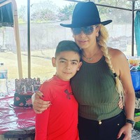 Dilansir Daily Mail, ia tengah menunggu di luar bersama orang tua lain ketika seseorang menembaknya beberapa kali sebelum melarikan diri dengan motor bersama komplotannya. Foto: Instagram