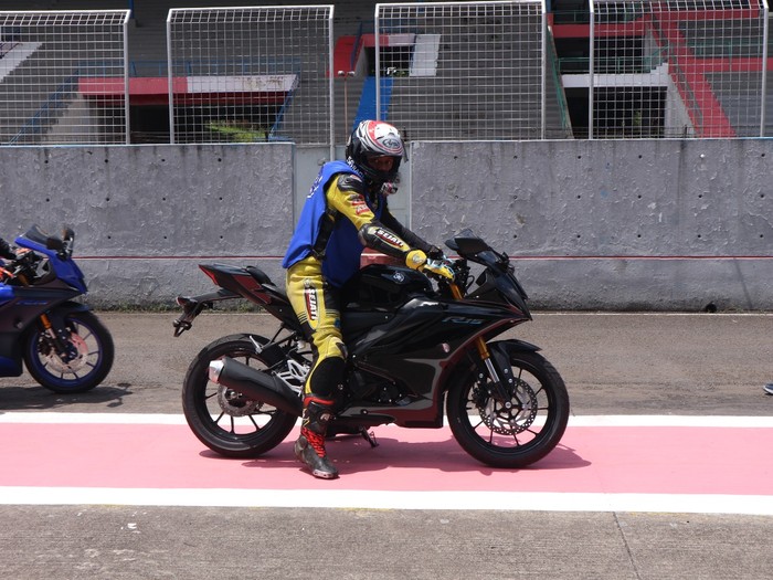 Test Ride R15 di Sirkuit Sentul Test Ride R15 di Sirkuit Sentul, Kamis (16/12/2021).