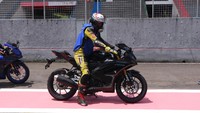 Pertama kali duduk, langsung terasa YZF-R15 merupakan motor sport tertinggi di kelasnya, dengan tinggi tempat duduk 815 mm dan jarak terendah ke tanah 170 mm. Buat tinggi rider 168 cc seperti saya, kaki memang tidak menapak sempurna. Foto: Ghulam