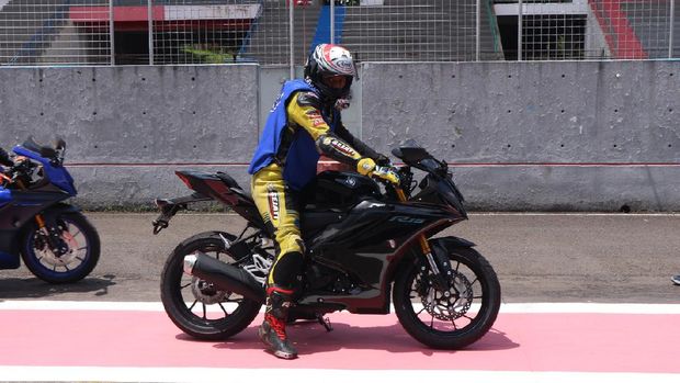 Test Ride R15 di Sirkuit Sentul Test Ride R15 di Sirkuit Sentul, Kamis (16/12/2021).