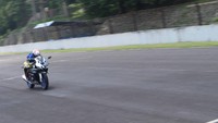Dengan model stang underyoke untuk mendapatkan posisi berkendara racy, membuat rider berasa di balik kokpit motor balap. Desain ergonomi pada R15 ini cukup berimbas pada saat pengendalian R15 di Sirkuit Sentul, misalnya tubuh makin menyatu dengan motor, memudahkan badan-paha merapat ke arah tangki ketika Tuck In, di sisi lain distribusi bobot dari Yamaha R15 serta penggunaan suspensi Upside Down (USD) terasa membuat rider lebih pede dalam melakukan manuver. Bisa dibilang Yamaha R15 cukup mudah saat masuk dan keluar tikungan Sirkuit Sentul. Foto: Ghulam