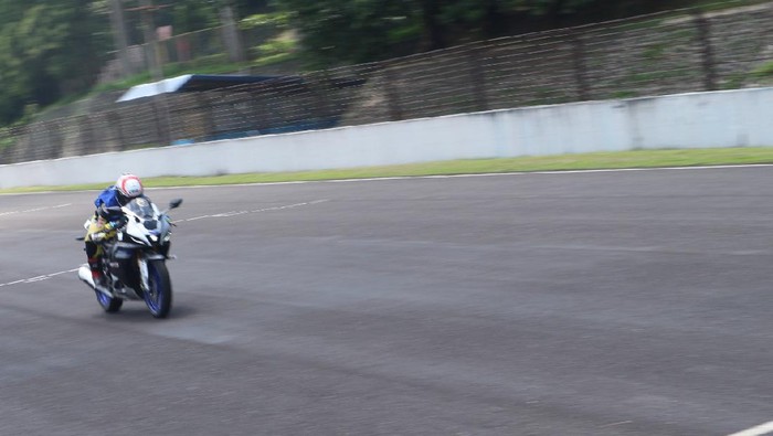 Test Ride R15 di Sirkuit Sentul, Kamis (16/12/2021).