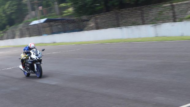 Test Ride R15 di Sirkuit Sentul Test Ride R15 di Sirkuit Sentul, Kamis (16/12/2021).