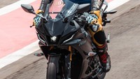 Selain suspensi USD dengan karakter rigid, Yamaha R15M Connected sudah dibekali fitur dual channel ABS. Beberapa kali saat diuji pengereman mendadak, fitur berfungsi untuk mencegah kedua roda terkunci dan kehilangan traksi. Foto: whitefox/Yamaha Indonesia Motor Manufacturing
