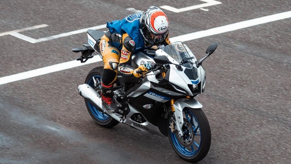 Menggeber Yamaha R15 Terbaru di Sirkuit, Seberapa Ngebut?