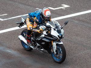 Menggeber Yamaha R15 Terbaru di Sirkuit, Seberapa Ngebut?