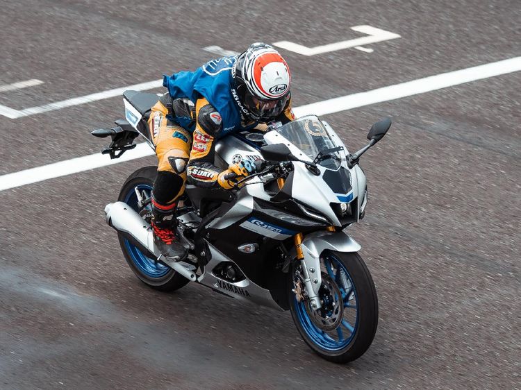 Menggeber Yamaha R15 Terbaru di Sirkuit, Seberapa Ngebut?