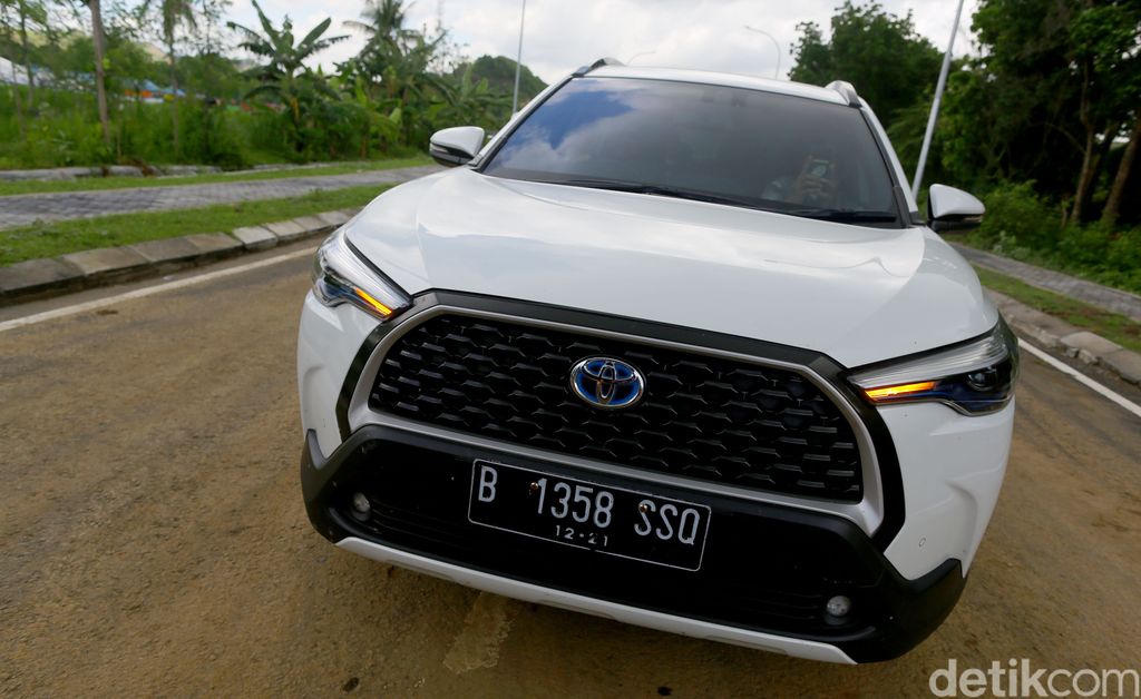 Toyota Cross Hybrid di Sirkuit Mandalika NTB