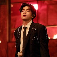 Saking tampannya, menurut dokter bedah plastik Park Il, tak semua fitur wajah V BTS bisa ditiru. Hal itu diungkap sang dokter dalam video yang diunggah kanal YouTube A Plastic Surgeon We Know. Foto: dok. HYBE