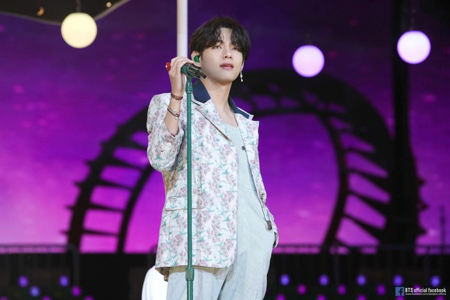 Baru-baru ini, idol KPop kelahiran 1995 itu menjadi trending topic Twitter setelah menghadiri American Music Awards 2021. V BTS yang mengenakan bandana merah membuat netizen penasaran dengan sosoknya hingga mencari tahu dengan kata kunci “guy in the red bandana.” Foto: dok. HYBE