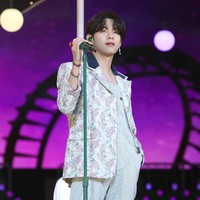 Baru-baru ini, idol KPop kelahiran 1995 itu menjadi trending topic Twitter setelah menghadiri American Music Awards 2021. V BTS yang mengenakan bandana merah membuat netizen penasaran dengan sosoknya hingga mencari tahu dengan kata kunci “guy in the red bandana.” Foto: dok. HYBE