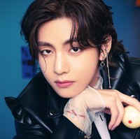 Dalam wawancaranya dengan Rolling Stone, V BTS mengungkap rencananya untuk kembali berakting. Ia tak akan berakting dalam waktu dekat, melainkan setelah berumur 30 tahun. Foto: dok. HYBE