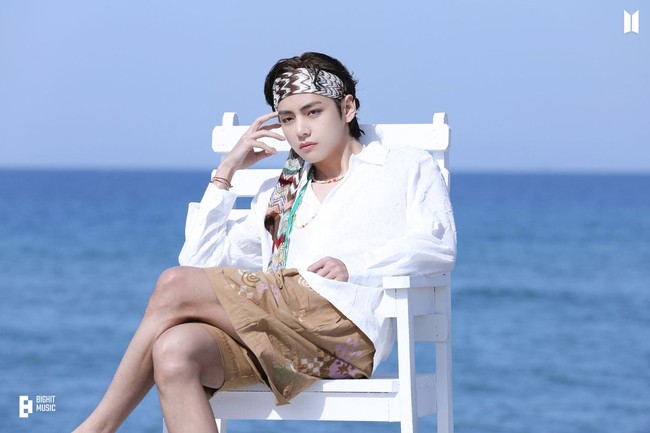 V BTS juga dinobatkan sebagai aktor Korea yang paling diincar saat ini. Menurut laporan Star News, visual grup BTS itu mendapat sejumlah tawaran sejak memulai debut akting lewat drama Korea Hwarang. Foto: dok. HYBE