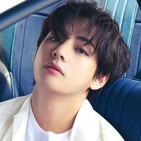 Dokter pun mengungkap jika bentuk mata V BTS cukup populer di kalangan pasien pria yang ingin melakukan operasi kelopak mata. Namun, Park Il mengatakan jika hal itu hampir tidak mungkin dilakukan karena sangat sulit untuk menirunya. Foto: dok. HYBE