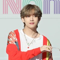 Saat membicarakan V BTS, dokter Park Il mengagumi visualnya yang tak biasa. Menurutnya, salah satu fitur tercantik dari wajah V BTS adalah matanya. Foto: dok. HYBE