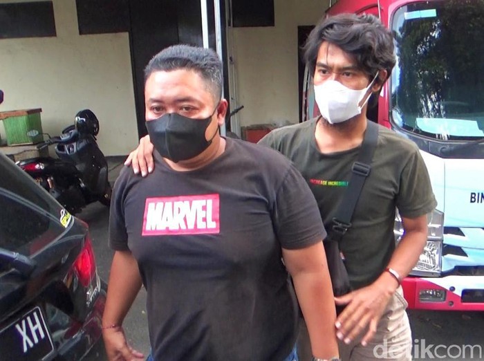 Polisi menangkap pria yang menodongkan pistol ke penonton kesenian jaranan di Banyuwangi. Saat ini, pelaku tengah menjalani pemeriksaan.