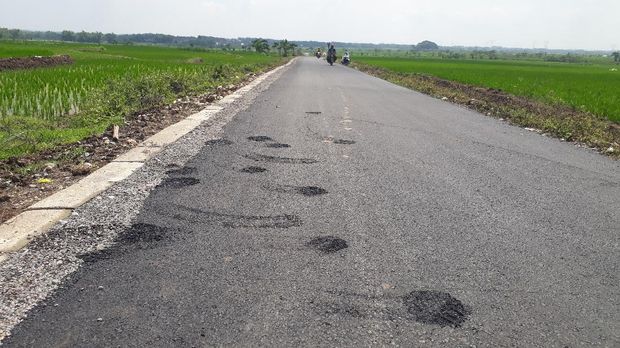 Wabup Bojonegoro Budi Irawanto pantau proyek pengaspalan jalan poros desa dalam proses pengerjaannya terkesan amburadul Wabup Bojonegoro Budi Irawanto pantau proyek pengaspalan jalan poros desa dalam proses pengerjaannya terkesan amburadul