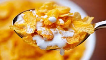 Sereal jagung: Penemunya John dan Will Kellog, dua bersaudara yang adalah pengusaha makanan. Awalnya mereka coba merebus biji-bijian untuk membuat granola. Tahun 1898, mereka secara tak sengaja meninggalkan panci berisi biji-bijian rebus di atas kompor selama beberapa hari. Campuran itu berjamur tapi produk yang muncul kering dan kental. Setelah beberapa percobaan, mereka menyingkirkan jamur itu dan menciptakan sereal jagung. Foto: iStock/TikTok historyho101