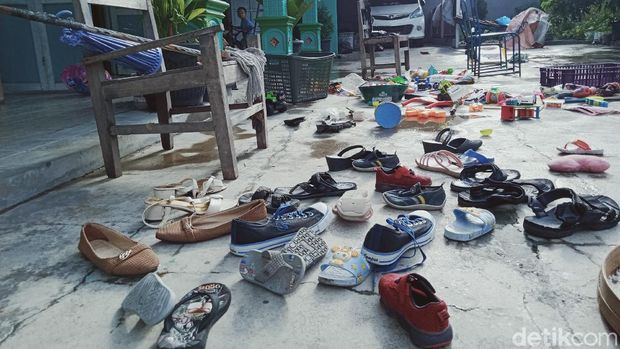 Warga bersih-bersih usai luapan Sungai Buntung Klaten