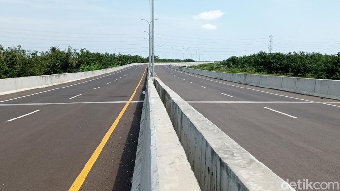 Kendaraan melintasi jalan akses Pelabuhan Patimban di Subang, Jawa Barat, Jumat (17/12/2021). Kementerian Pekerjaan Umum dan Perumahan Rakyat (PUPR) telah menyelesaikan pembangunan Jalan Akses ke Pelabuhan Patimban sepanjang 8,2 Km. Pelabuhan Patimban sebagai pelabuhan kontainer merupakan salahsatu Proyek Strategis Nasional (PSN) untuk mengurangi beban Pelabuhan Tanjung Priok yang sudah sangat tinggi.
