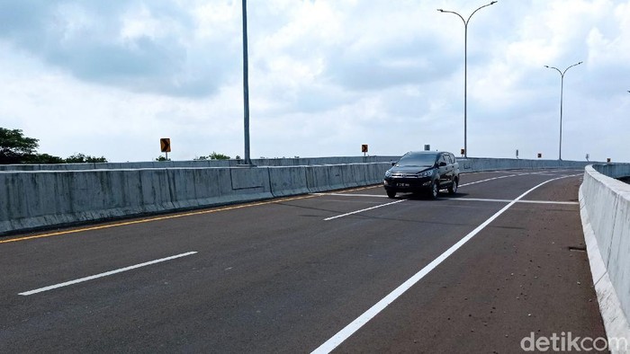 Kendaraan melintasi jalan akses Pelabuhan Patimban di Subang, Jawa Barat, Jumat (17/12/2021). Kementerian Pekerjaan Umum dan Perumahan Rakyat (PUPR) telah menyelesaikan pembangunan Jalan Akses ke Pelabuhan Patimban sepanjang 8,2 Km. Pelabuhan Patimban sebagai pelabuhan kontainer merupakan salahsatu Proyek Strategis Nasional (PSN) untuk mengurangi beban Pelabuhan Tanjung Priok yang sudah sangat tinggi.