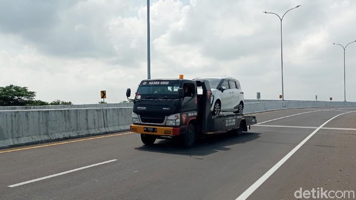 Whuuss,,, Mulus Banget Akses Jalan Menuju Pelabuhan Patimban Kendaraan melintasi jalan akses Pelabuhan Patimban di Subang, Jawa Barat, Jumat (17/12/2021). Kementerian Pekerjaan Umum dan Perumahan Rakyat (PUPR) telah menyelesaikan pembangunan Jalan Akses ke Pelabuhan Patimban sepanjang 8,2 Km. Pelabuhan Patimban sebagai pelabuhan kontainer merupakan salahsatu Proyek Strategis Nasional (PSN) untuk mengurangi beban Pelabuhan Tanjung Priok yang sudah sangat tinggi.