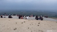 Terakhir, ada bendungan Klambu. Di wisata idola keluarga ini traveler bisa makan siang nan sejuk, rindang dan ramai. Traveler bisa juga istirahat dan melepas lelah di sini. (Manik Priyo Prabowo/detikTravel)