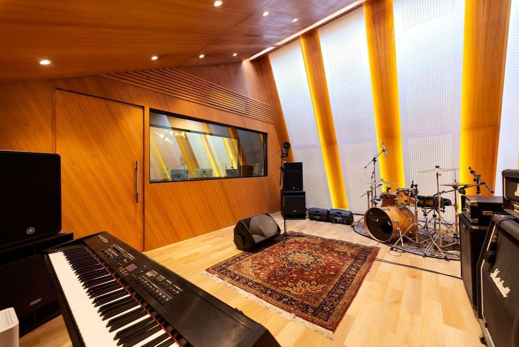 Wow! Ello Tahitoe Punya Studio Musik Mewah di Rumah