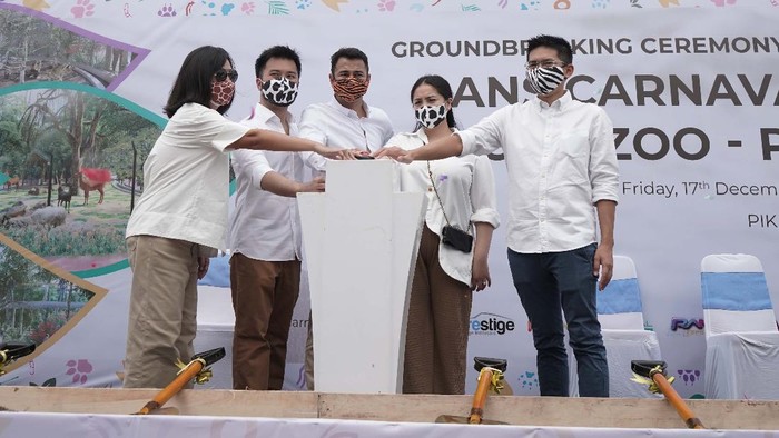 Raffi Ahmad membangun kebun binatang di PIK 2, Jakarta Utara. Groundbreaking hutan taman satwa seluas 2,6 hektare ini dilakukan hari ini, Jumat (17/12).