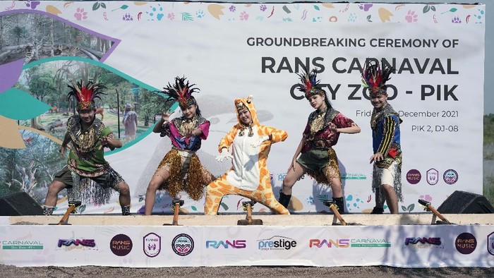 Raffi Ahmad membangun kebun binatang di PIK 2, Jakarta Utara. Groundbreaking hutan taman satwa seluas 2,6 hektare ini dilakukan hari ini, Jumat (17/12).