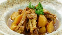 Lauk rumahan yang satu ini pasti jadi incaran semua anggota keluarga. Paduan bumbu semur dengan isian kentang dan ayam terasa nikmat. Bumbu rempahnya lengkap, termasuk kayu manis dan cengkih. Resep semur ayam kentang rumahan ada di sini. Foto: iStock