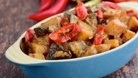 Lauk istimewa saat Lebaran atau hari-hari besar ini juga enak dijadikan lauk sehari-hari. Kentang dipadukan dengan irisan hati sapi, santan, dan bumbu halus lengkap. Bahan dan cara membuat sambal goreng kentang ati ada di sini. Foto: iStock