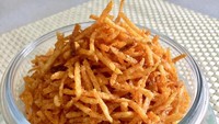 Renyah, gurih, dan pedas! Inilah kentang mustofa yang cocok dijadikan stok lauk. Tinggal tambah nasi hangat, pasti nikmat. Kentang mustofa dibuat dengan bumbu seperti bawang, cabe, dan air jeruk nipis. Langsung saja lihat resepnya di sini. Foto: detikfood