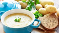 Sup krim kentang paling enak dimakan hangat-hangat saat cuaca dingin. Penambahan susu segar, krim segar, dan kaldu ayam bikin rasanya lebih enak. Ini resep sup krim kentang. Foto: iStock