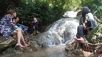 Destinasi pertama adalah air terjun Mbengkat Indah. Air terjun ini populer di kalangan anak muda sebagai lokasi buat foto-foto. Biaya masuknya masih gratis! (Manik Priyo Prabowo/detikTravel)